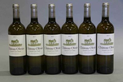 six bouteilles de vin sont alignées sur une table