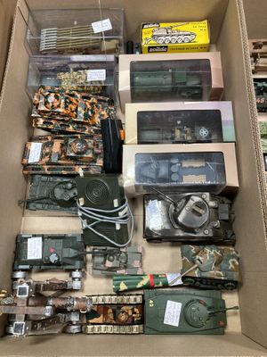 une boîte remplie d'objets militaires divers