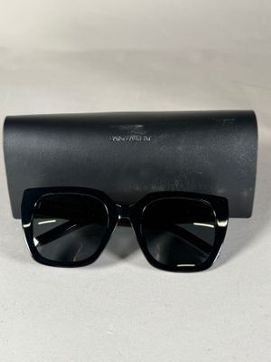 une paire de lunettes de soleil noires posée sur un étui noir