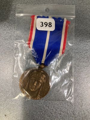 un gros plan sur une médaille dans un sachet en plastique posé sur une table
