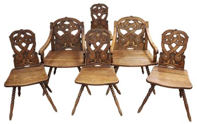 six chaises en bois sont alignées sur un fond blanc