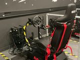 un simulateur de course exposé dans un magasin