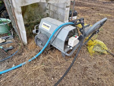 une pompe à eau posée par terre à côté d'un tas d'ordures