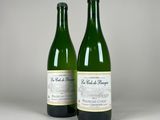 deux bouteilles de vin posées l'une à côté de l'autre sur une table