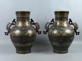 une paire de vases chinois anciens exposés sur fond blanc