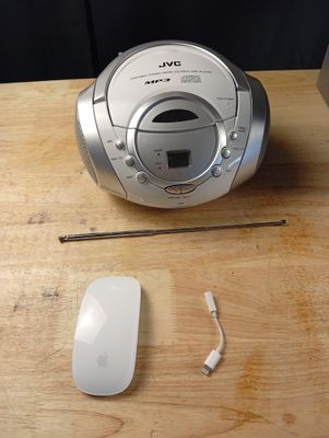 une radio et une souris posées sur une table en bois
