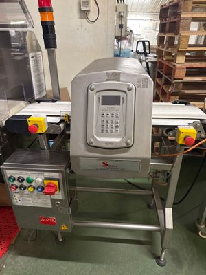 une machine posée sur une table dans un entrepôt