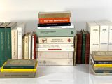 plusieurs livres empilés sur une table