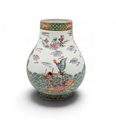 un vase blanc orné d'un motif vert et rouge