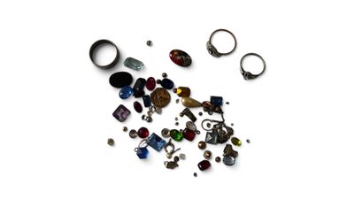 une pile de bijoux assortis sur une surface blanche
