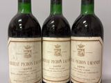 trois bouteilles de vin posées sur une table l'une à côté de l'autre