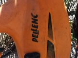 un gros plan d'un objet orange orné d'un ruban bleu