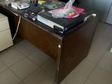 un bureau avec une chaise et un tableau d'affichage dans un coin