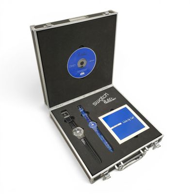 un étui ouvert contenant une montre et un CD