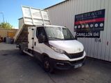 un camion blanc garé devant un bâtiment