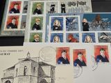 plein de timbres posés sur une table avec une image d'Harry Potter