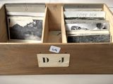 une boîte en bois contenant quelques vieilles photos