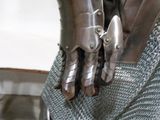 un gros plan sur l'armure d'un chevalier exposée dans un musée