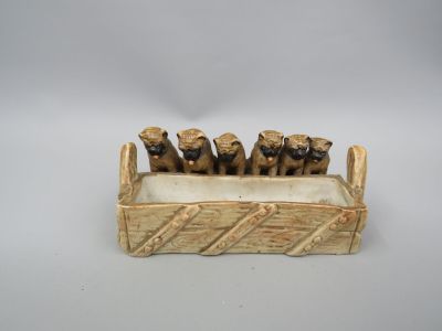 cinq chiens assis dans un lit en bois sur fond blanc