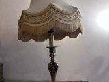 une lampe posée sur une table et munie d'un abat-jour