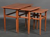 un ensemble de trois tables gigognes danoises en teck