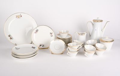 beaucoup de vaisselle et de tasses blanches sur la table