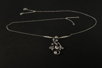 gros plan d'un collier sur une surface noire