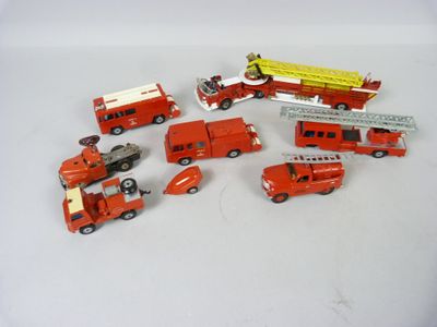 beaucoup de camions de pompiers miniatures posés sur la table