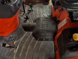 deux tondeuses garées dans un garage
