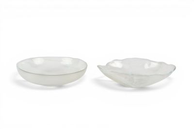 une paire de bols en verre blancs sur fond blanc