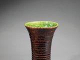 un gros plan d'un vase posé sur une table