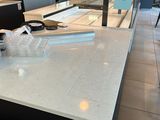une photo d'un plan de travail de cuisine avec un lave-vaisselle et un lave-vaisselle