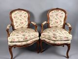 une paire de chaises anciennes avec un revêtement floral, revêtement floral, revêtement floral, revêtement floral, revêtement floral