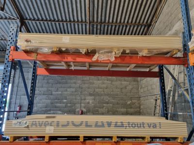 une grande pile de bois posée sur une palette dans un entrepôt