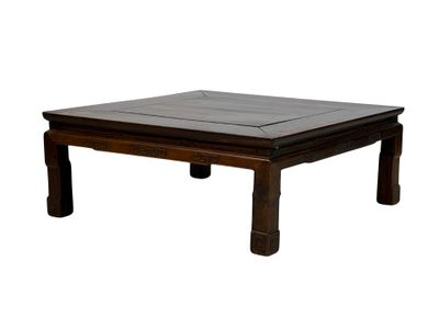 une image représentant une table en bois au plateau carré, sur fond blanc