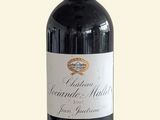 une bouteille de vin posée sur une table
