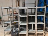 une pile d'étagères et une paire de chaussures par terre