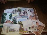 une pile de dessins posée par terre dans une pièce