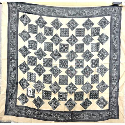 une couette en noir et blanc avec un motif