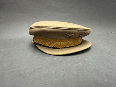 une image représentant un chapeau posé sur une table