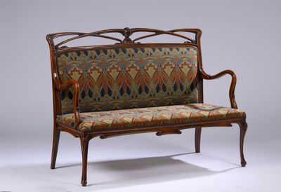 un banc en bois avec une assise rembourrée aux couleurs vives