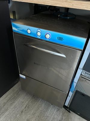 une photo représentant un lave-vaisselle et un réfrigérateur dans une cuisine