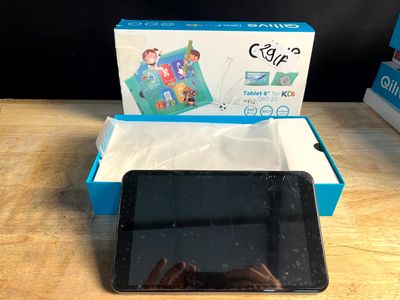 une tablette posée sur une table devant une boîte