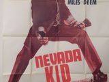 L'affiche du film « Nevada Kid » est accrochée au mur.