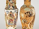 deux vases posés côte à côte sur une surface blanche