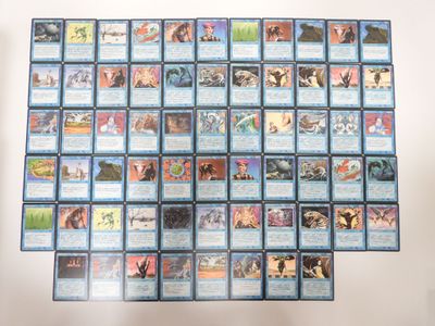 une photo montrant une collection de cartes Pokémon posée sur une table