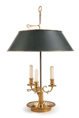 une image d'une lampe de table avec un abat-jour noir