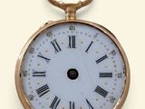 une horloge avec des chiffres romains sur le cadran