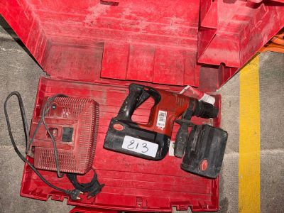 une boîte à outils rouge contenant un marteau et d'autres outils