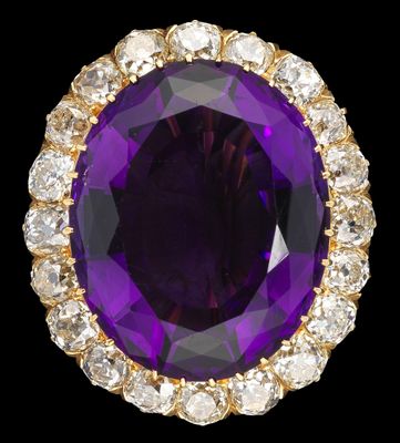 une bague en améthorate et diamants